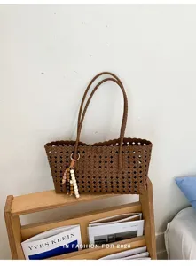 Bolso tote trenzado marrón para mujer, bolso de hombro grande con elegante colgante de cuentas.