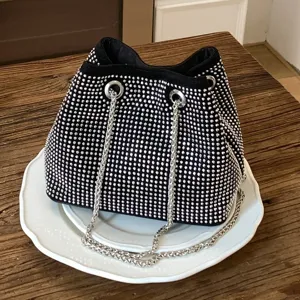 Elegante bolso de cubo negro con pedrería para mujer, brillante bolso de hombro con cadena.
