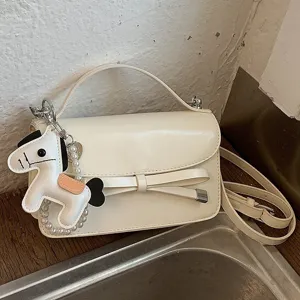 Bolso de hombro blanco para mujer en cuero con lazo elegante y colgante de caballo perlado