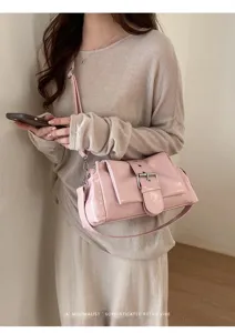 Rosa Lackleder-Achseltasche im Detail mit eleganter Metallschnalle und verstellbarem Riemen.