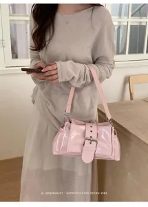 Rosa Lackleder Umhängetasche Detail, vintage Schnalle, elegante Achseltasche, schicke Ästhetik.