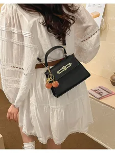 Einfashion schwarze Damen Handtasche Umhängetasche mit Anhänger, schicke Tasche für Alltag.