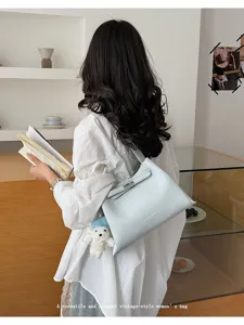 Elegant vintage-style women shoulder bag, premium leather handbag with classic structured look.