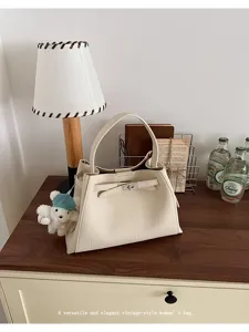 Elegant vintage-style women's handbag, versatile bucket bag with large capacity for daily use.