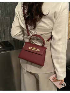 Detailansicht der stilvollen weinroten Damen Leder Schultertasche Umhängetasche.
