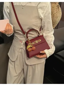 Schicke Damen Umhängetasche Handtasche mit Kirsch-Anhänger und edlem Metallverschluss.