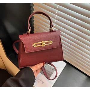 Bordeauxfarbene elegante Henkeltasche Umhaengetasche mit goldfarbenen Beschlaegen fuer Damen