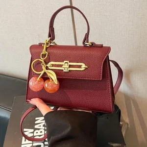 Schicke burgunderrote Handtasche mit Kirsch-Anhänger, PU Leder Mini Umhängetasche für Damen