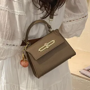Elegante braune Umhängetasche aus Leder für Damen, ideal für den täglichen Weg zur Arbeit.
