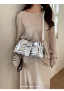 Modische metallische Schultertasche in Silber, stilvolles Detailbild für trendige Damen.