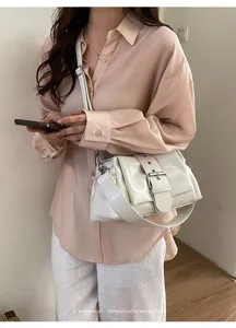 Stylische Schultertasche Detail aus Lackleder, elegante Damen Umhängetasche für Alltag.