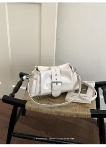 Weiße Lackleder Achseltasche Umhängetasche mit schickem Frontschnalle und Falten-Design.