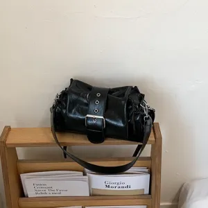 Schwarze Lackleder Knitter-Umhängetasche Hauptansicht, elegantes Achsel-Crossbody-Design.