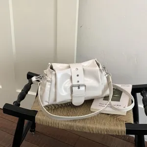 Weiß glänzende Lackleder Achseltasche Schultertasche mit breitem Riemen und Schnalle.