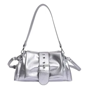 Metallische silberne Umhängetasche für Damen, schicke Crossover-Tasche mit Schnalle.