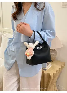 Bolso Cubo de Cuero Negro con Patrón Lichi para Mujer con Colgante de Conejo Elegante