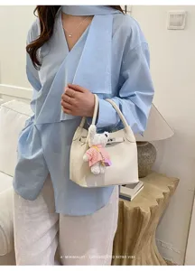Bolso cubo elegante con textura litchi asa superior y un diseno retro muy sofisticado.