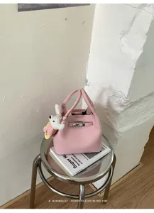 Bolso de mano rosa con textura lichi elegante bolso cubo con bonito colgante de peluche