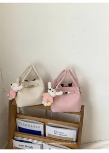 Bolso tipo cubo con patrón de lichi de estilo coreano con adorable colgante de conejo de peluche.