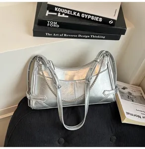 Borsa a spalla argentata metallizzata con tracolla a catena e fibbie vintage.