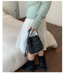 Sac seau noir élégant en cuir vue de détail, sac à main décontracté chic pour les femmes.