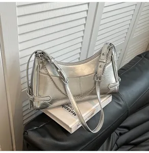 Borsa a spalla metallica argentata da donna, borsa baguette retrò con catena e cinturino in pelle.