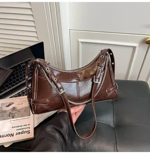 Elegante borsa a spalla marrone in pelle verniciata da donna, borsa retrò chic e alla moda.