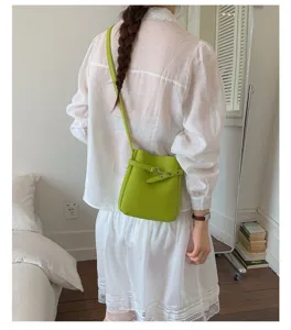 Sac seau bandoulière vert vue détaillée, style mode décontracté, design compact pour un usage quotidien.