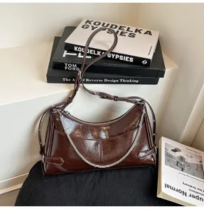 Borsa a spalla retrò in pelle verniciata da donna, elegante borsa a tracolla marrone con catena.