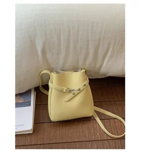 Sac seau jaune chic pour femme, sac à bandoulière tendance en cuir PU avec sangle élégante.