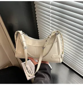 Borsa a spalla vintage bianco avorio da donna con catena in metallo e design chic.