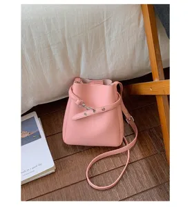 Sac seau en cuir rose pour femme, sac bandoulière élégant et décontracté avec sangle.