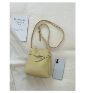Sac seau jaune chic avec bandoulière, sac à main décontracté polyvalent pour le quotidien.