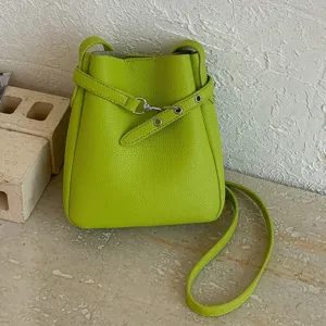 Sac seau en cuir vert chic avec fermoir métallique, élégant sac bandoulière pour femmes.