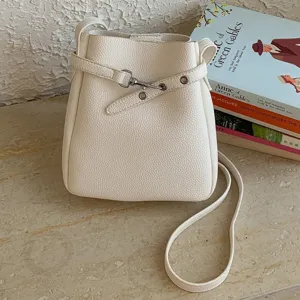 Sac seau en cuir blanc élégant sac bandoulière épaule avec boucle métallique pour femme