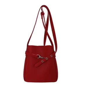Sac seau rouge élégant pour femme, sac bandoulière polyvalent avec bandoulière réglable.