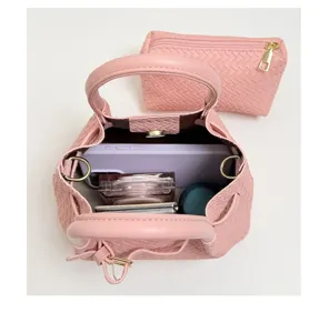 Rosa gewebte Eimer Handtasche für Damen, stilvolle Schultertasche mit passender Tasche.