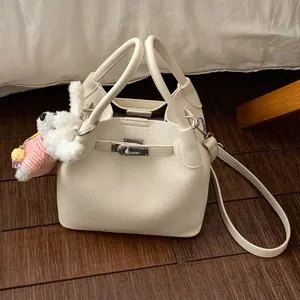 Elegante bolso de mano de cuero texturizado para mujer, bolso bandolera versátil y chic.