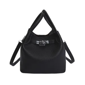 Bolso cubo negro clásico con textura lichi, cierre metálico plateado y correa.
