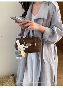 Braune Bowling Handtasche mit Litschi-Muster für Damen, schicke Kissentasche mit Häkelhase.