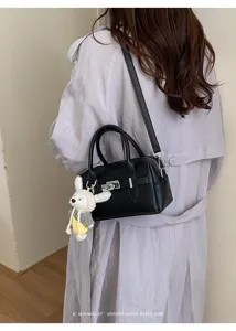 Schwarze Leder Bowling Handtasche mit süßem Kaninchen Anhänger, retro Umhängetasche für Damen.