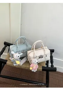 Minimalistische Bowling Handtasche mit süßem Bär Anhänger, elegante Leder Umhängetasche chic.
