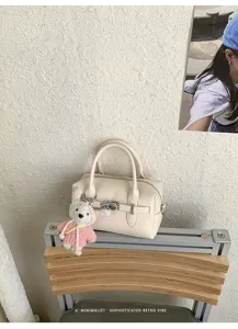 Detailansicht der Bowlinghandtasche mit feiner Litschi Textur und elegantem Metallschloss.