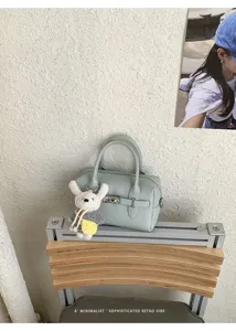 Elegante Bowling Handtasche mit Litschi Muster für Damen, vielseitige Umhängetasche.