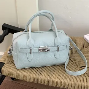 Hellblaue Litchi-Muster Leder Bowling Handtasche, stilvolle Umhängetasche mit Schloss.