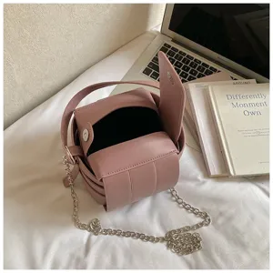 Rosa strukturierte Damen Umhängetasche Detail, elegante Handtasche mit Metallkette.