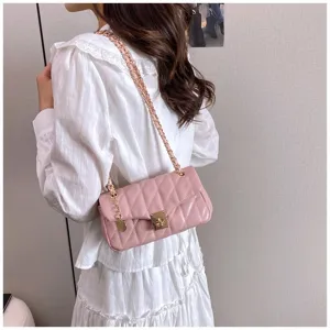 Vista dettagliata della borsa a tracolla matelassé rosa da donna, elegante e alla moda.