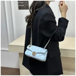 Vista dettagliata della borsa a tracolla trapuntata azzurro con chiusura e catena.