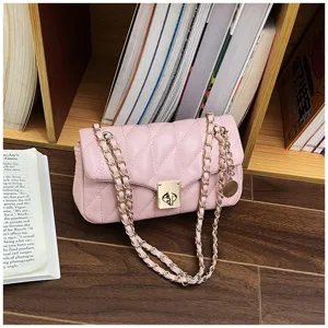 Dettaglio borsa a tracolla trapuntata rosa con elegante serratura e catena dorate.