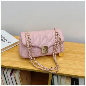 Borsa a tracolla trapuntata rosa da donna, elegante borsa con chiusura in metallo dorato.